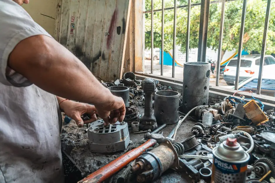 bengkel kekinian dengan meja kayu dan poster part motor